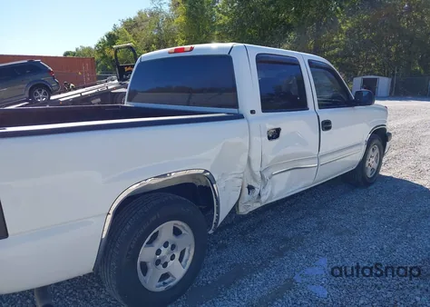 2005 Chevrolet Silverado 1500 Ls z USA, uszkodzony, nr VIN 2GCEC13T451334360